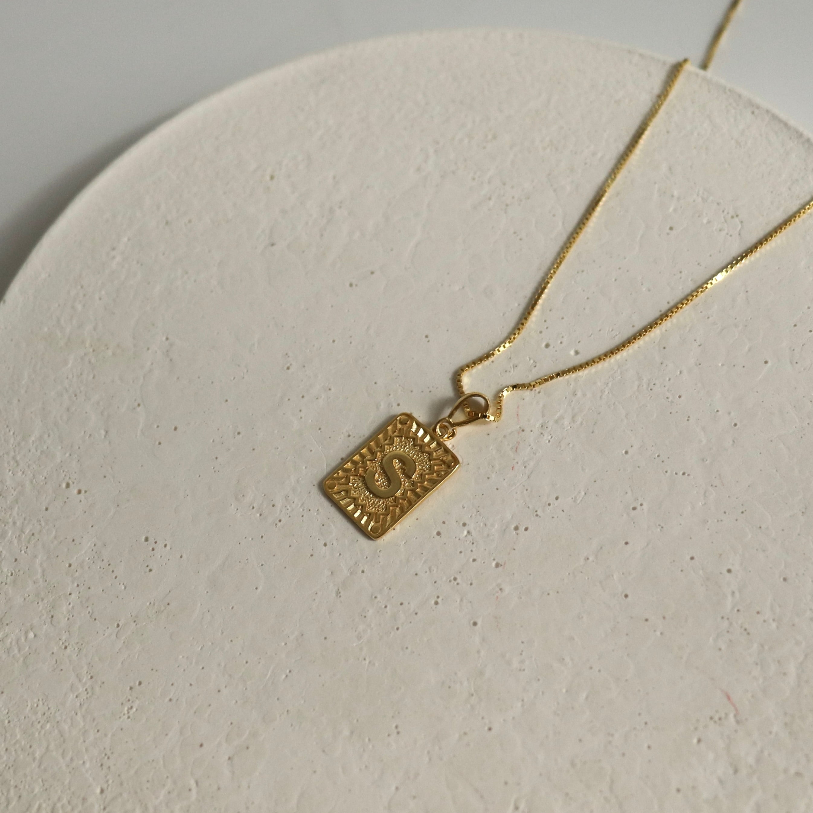 925 Gümüş Motifli Plaka Harf Kolye