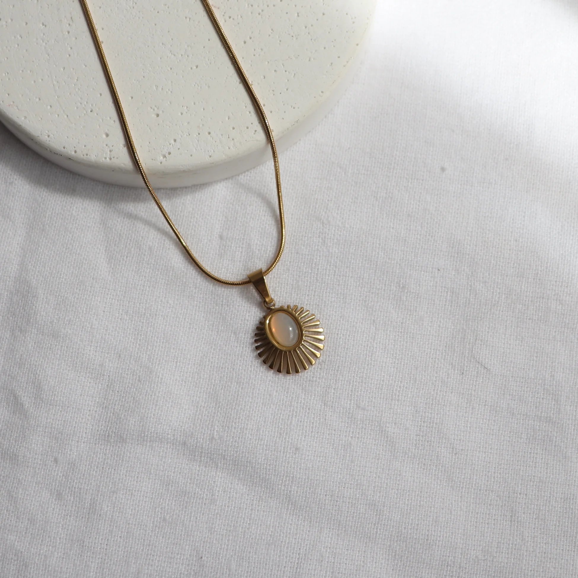 Çelik Oval Taşlı Güneş Kolye