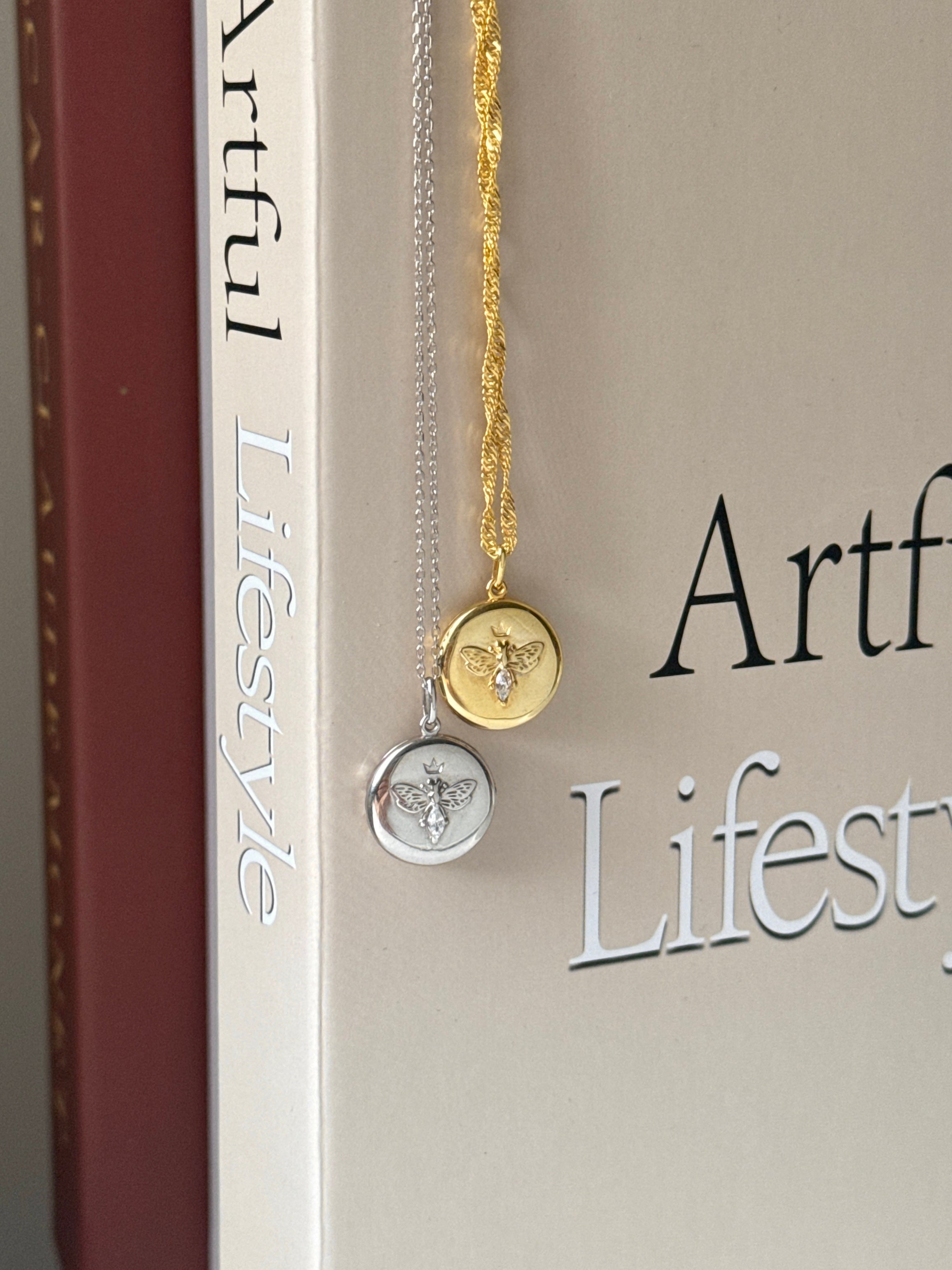 925| Şans Arılı Kapaklı Resim Kolye