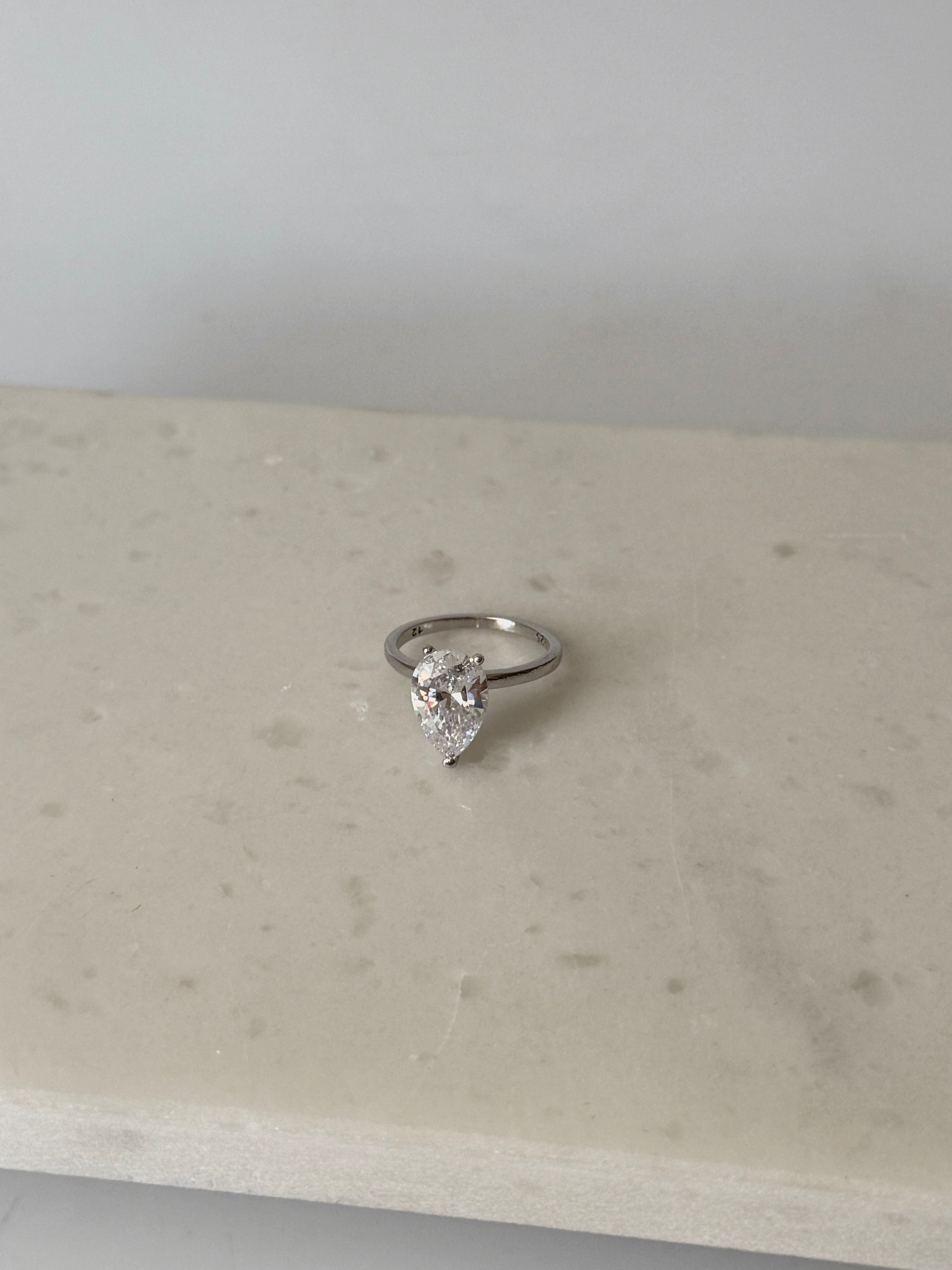 925 Gümüş Oval Tektaş Yüzük