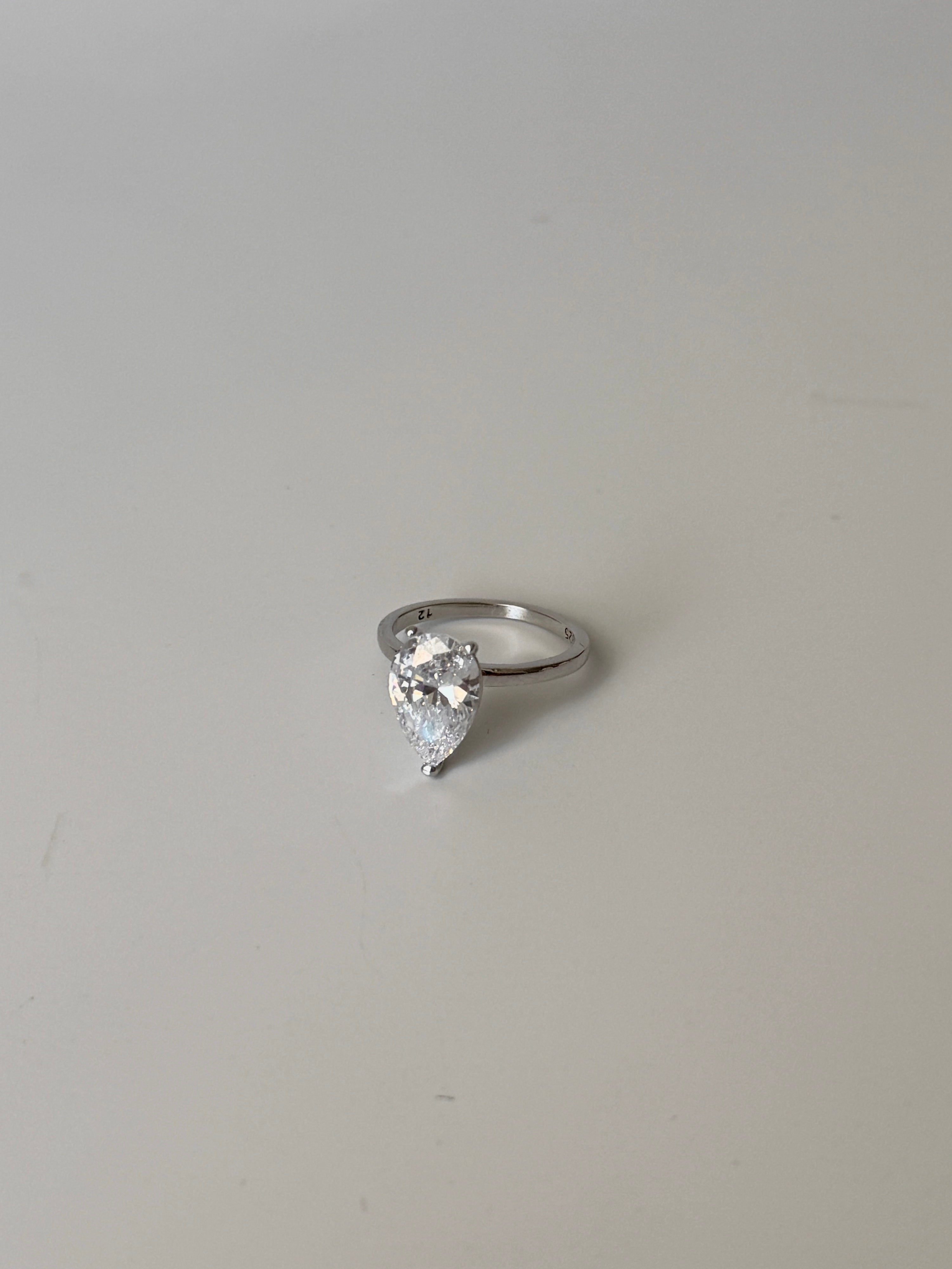 925 Gümüş Damla Tektaş Yüzük