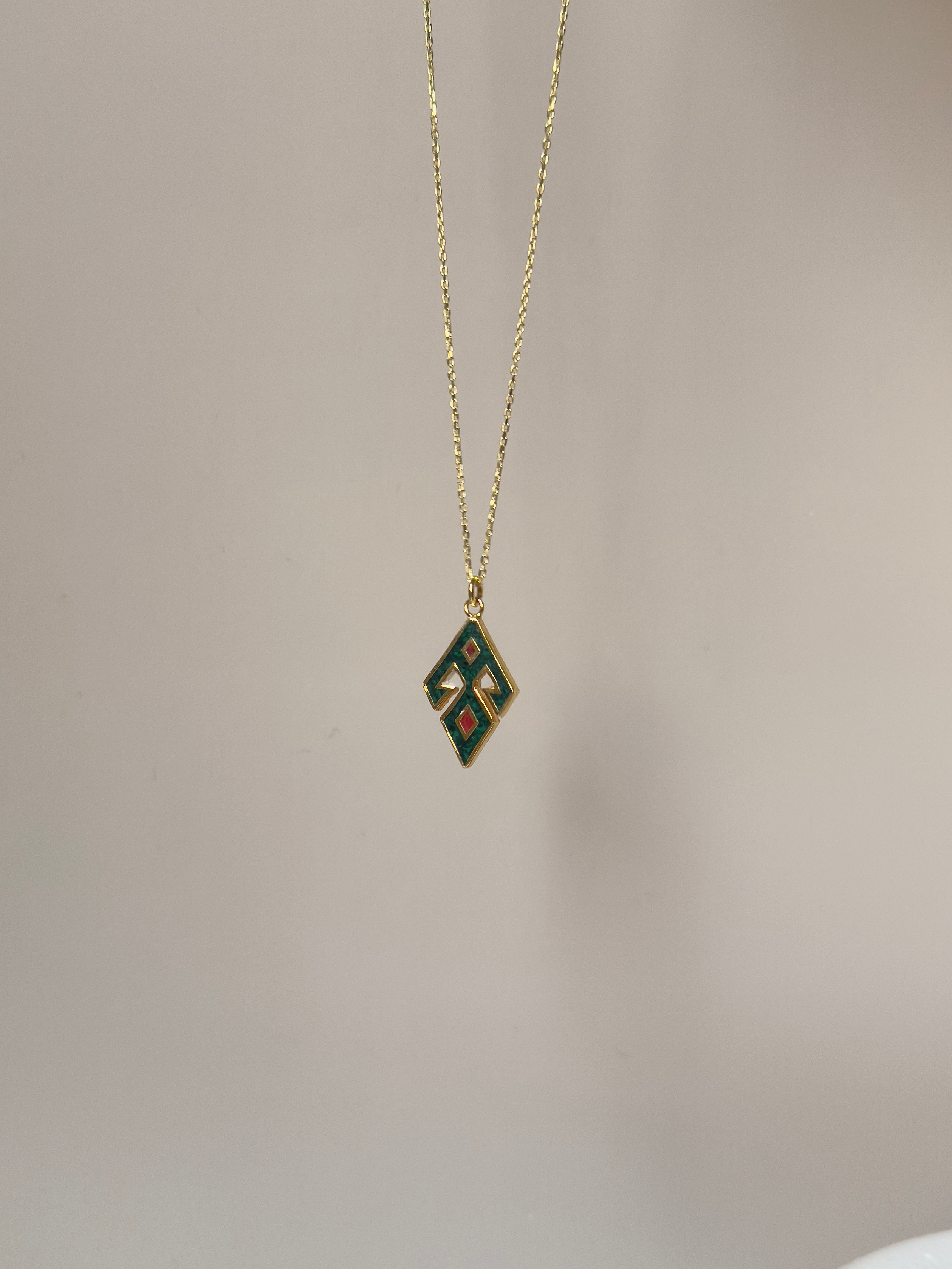 925 | Eli Belinde Türk Motifi Kolye