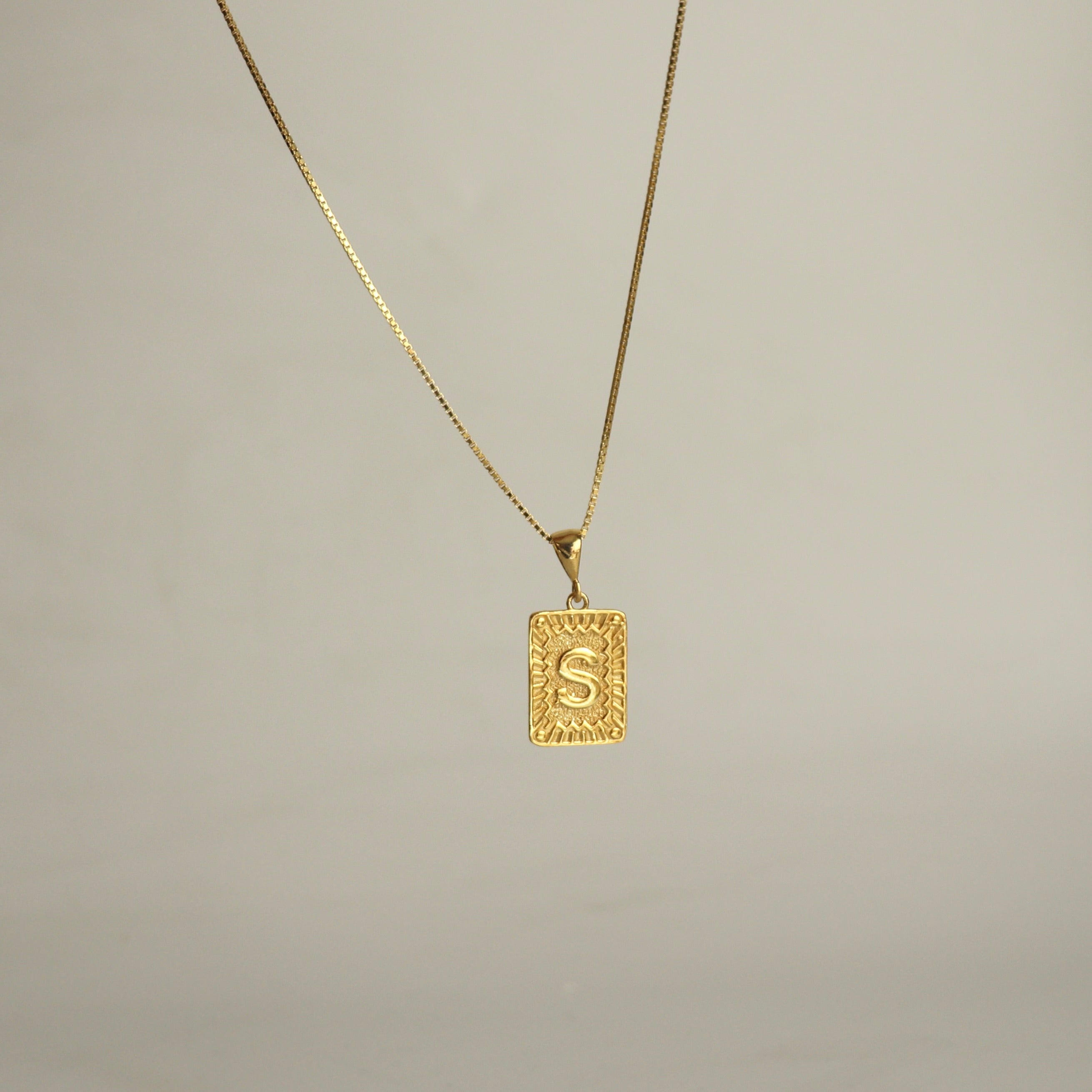 925 Gümüş Motifli Plaka Harf Kolye