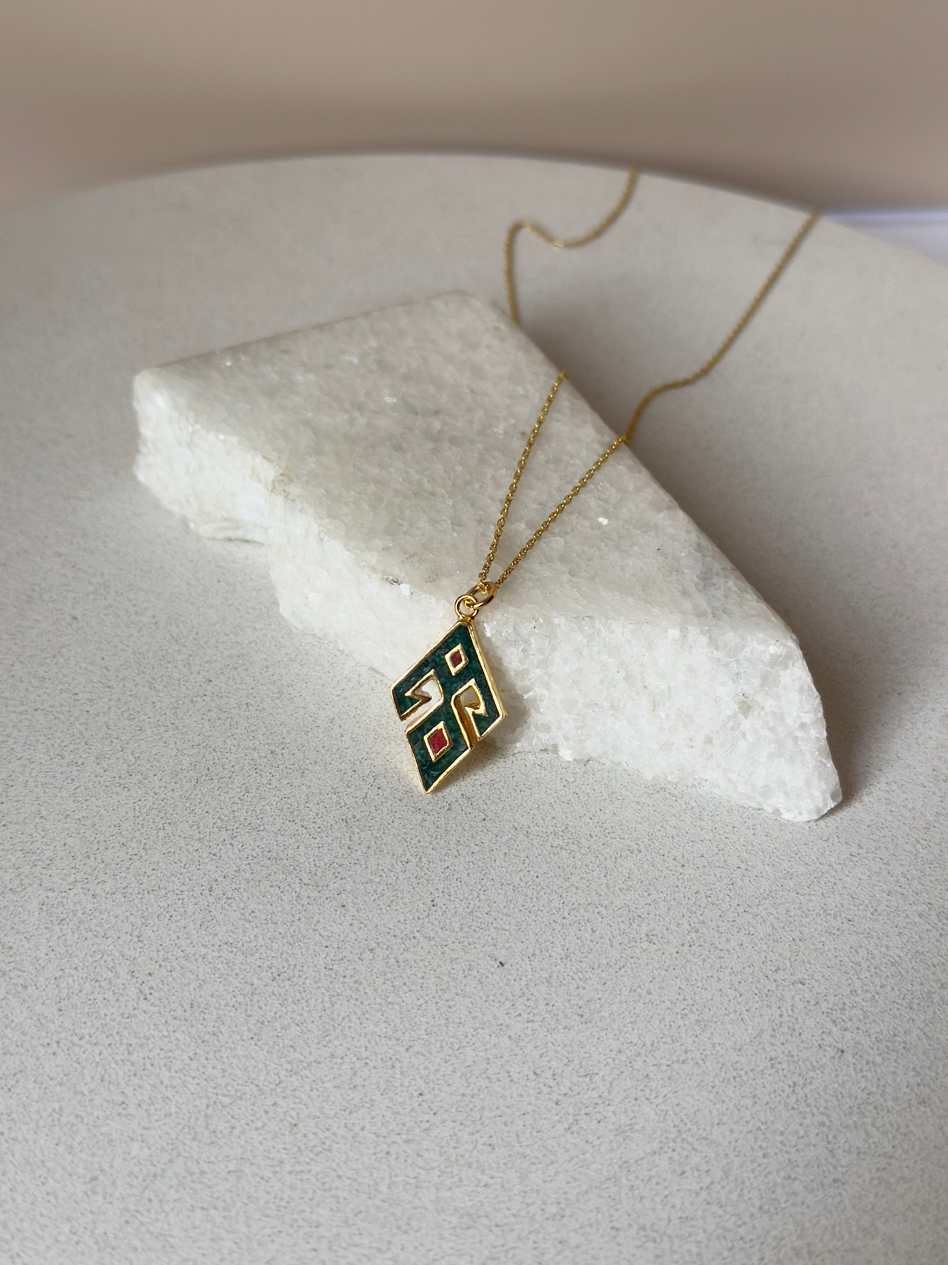 925 | Eli Belinde Türk Motifi Kolye