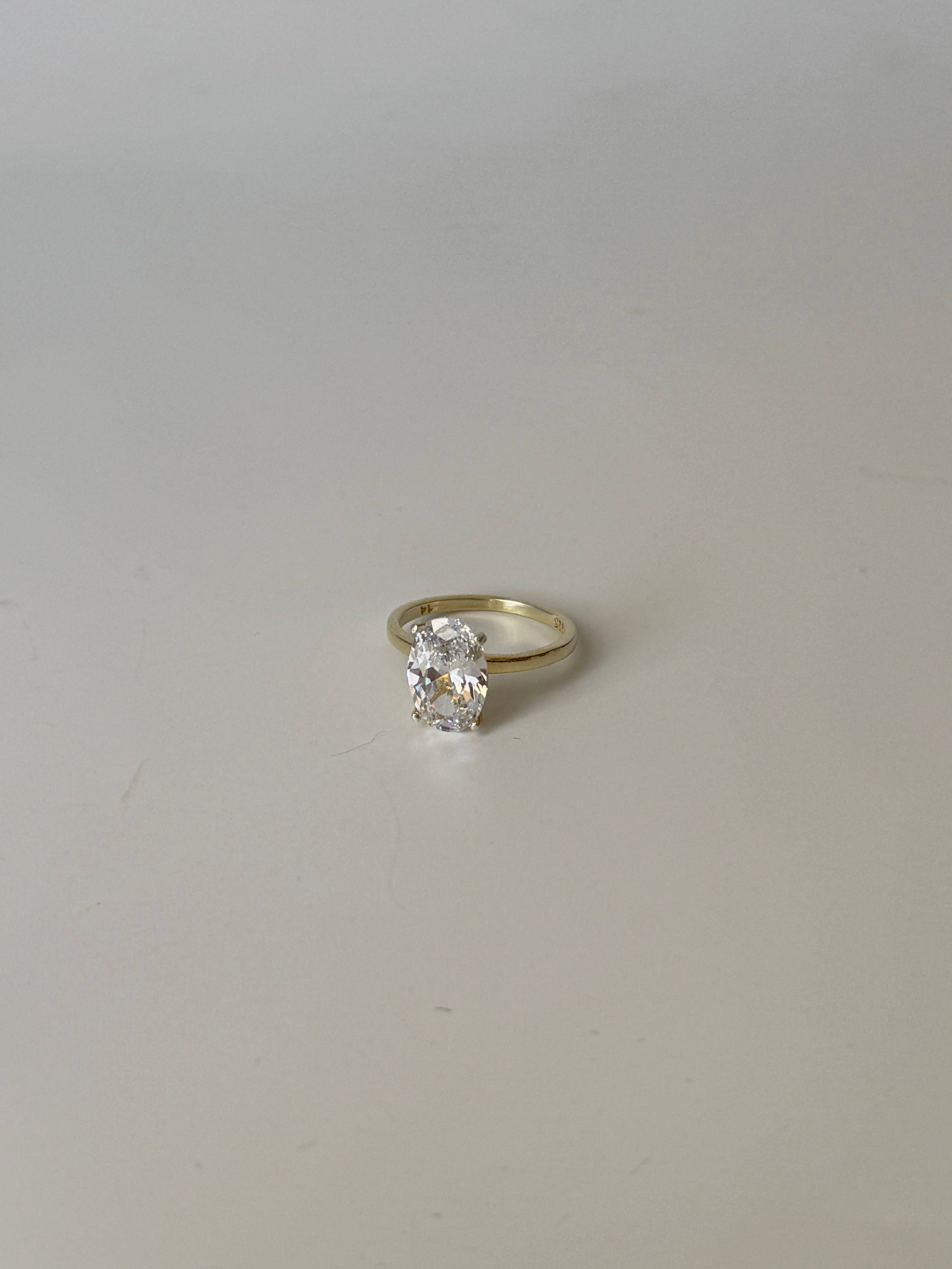 925 Gümüş Oval Tektaş Yüzük