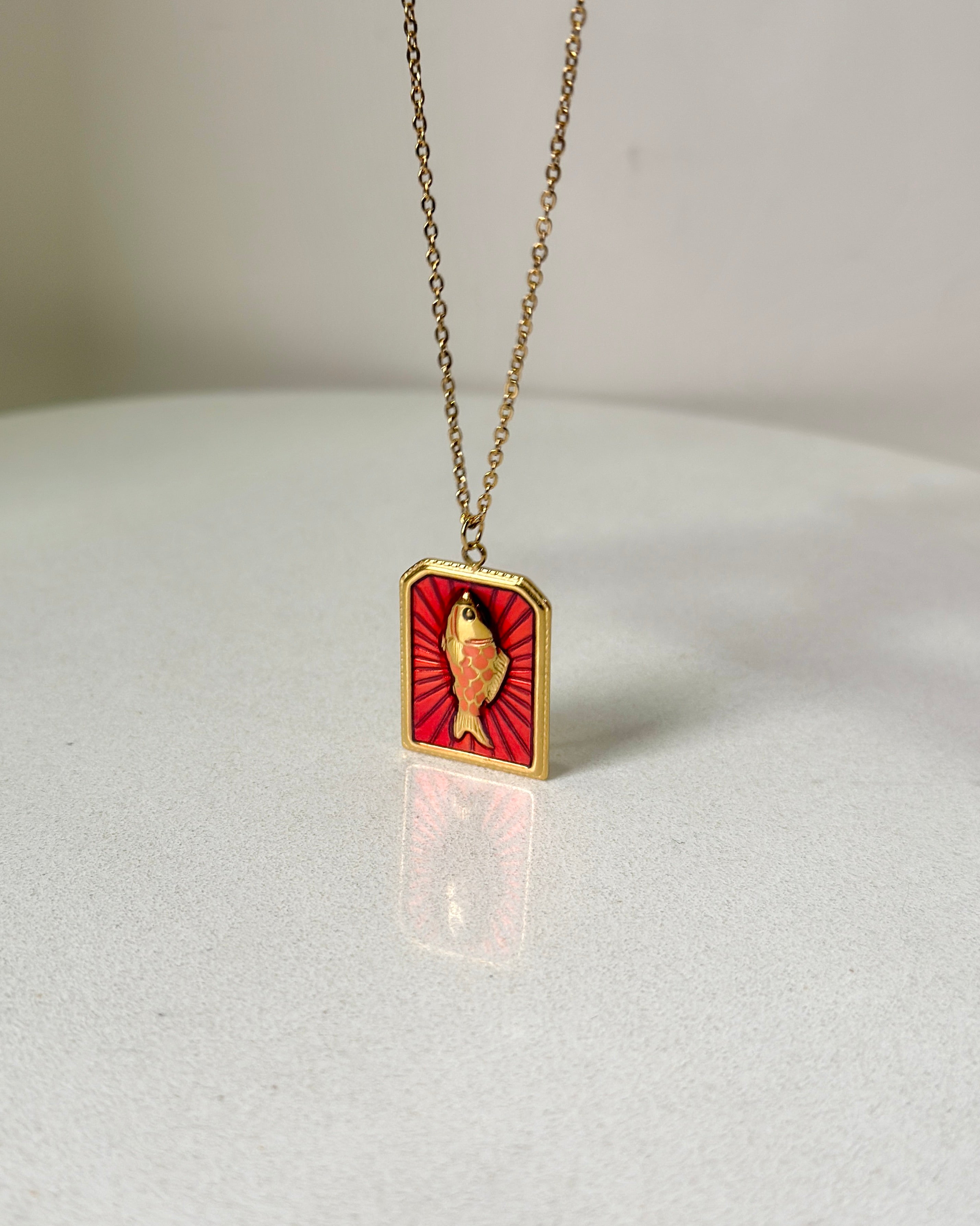 Çelik | Kırmızı Şans Balığı Kolye