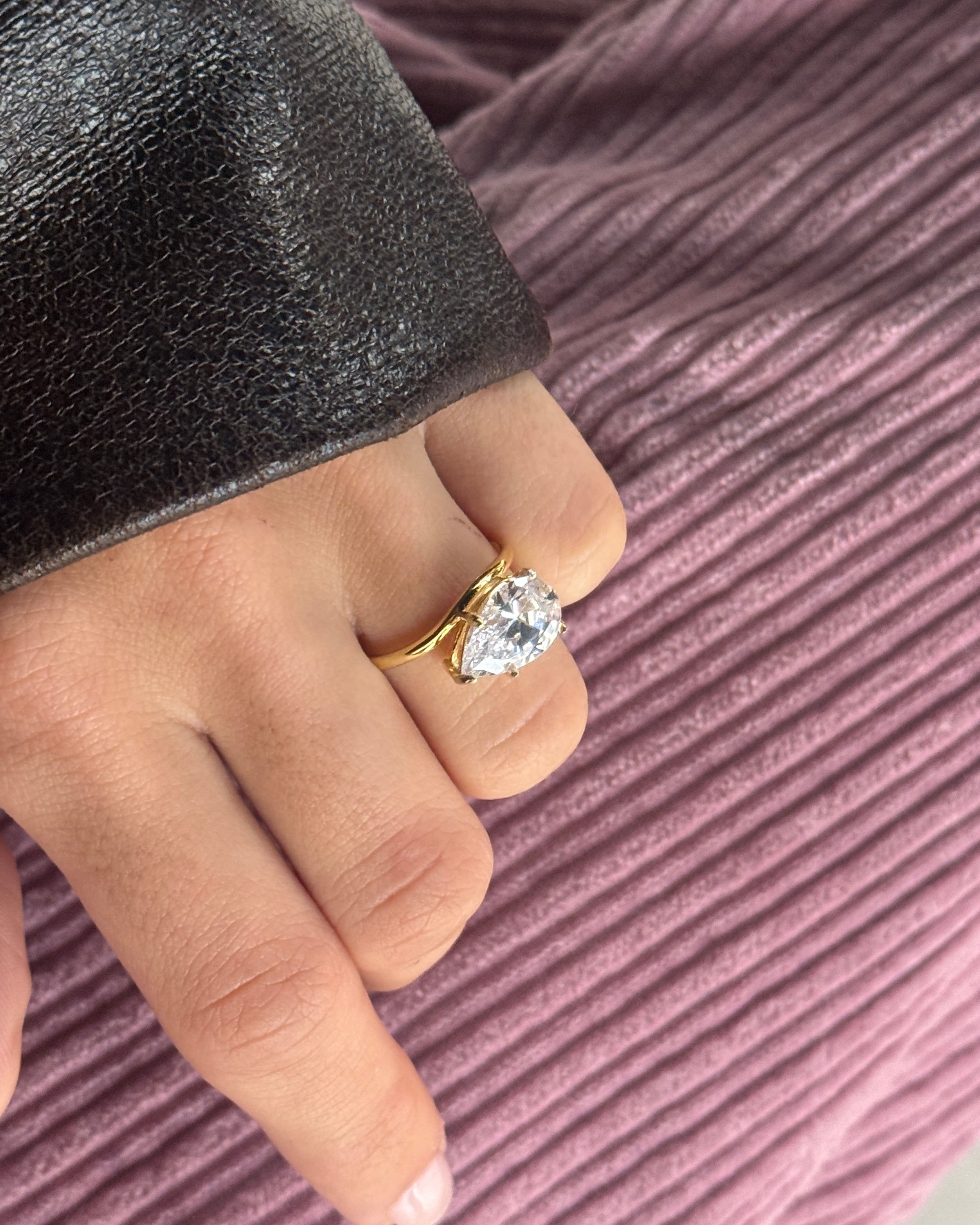 925 | Damla Yatay Tektaş Yüzük / Ayarlanabilir Ölçü