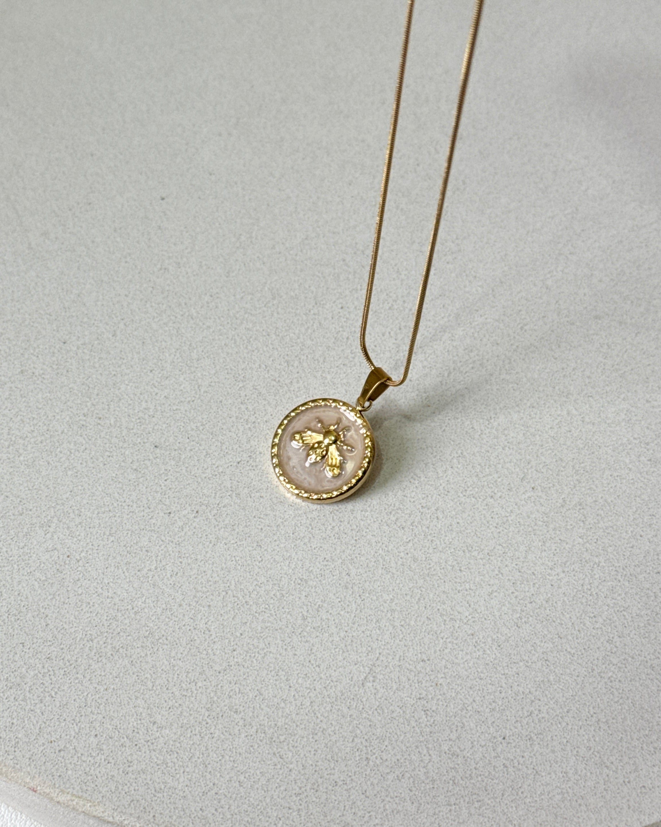 Çelik | Mineli Arı Kolye