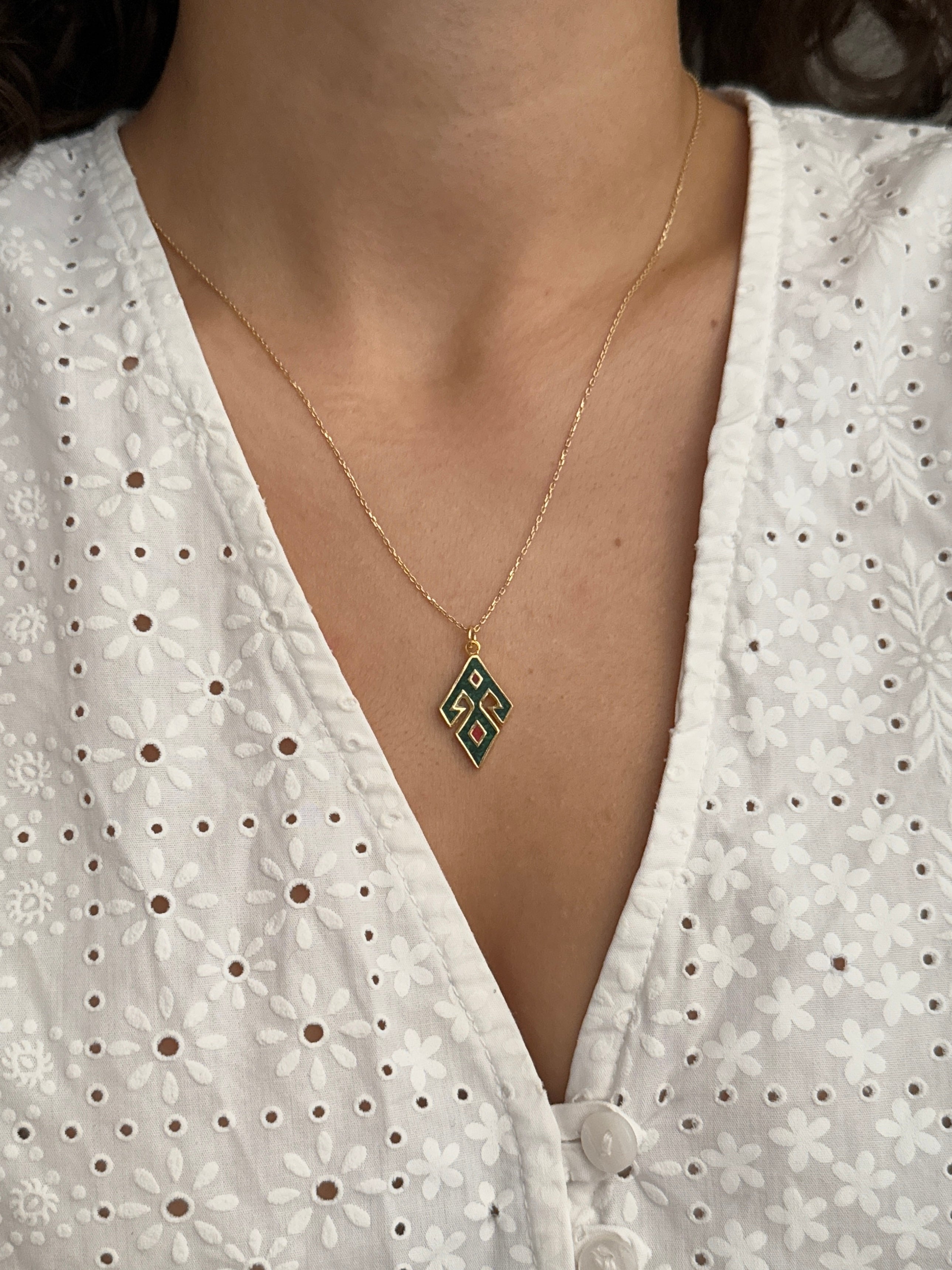 925 | Eli Belinde Türk Motifi Kolye