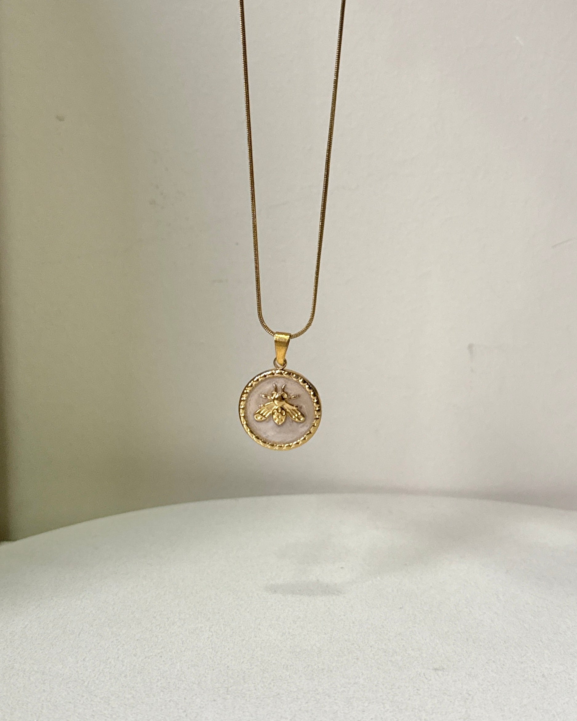 Çelik | Mineli Arı Kolye