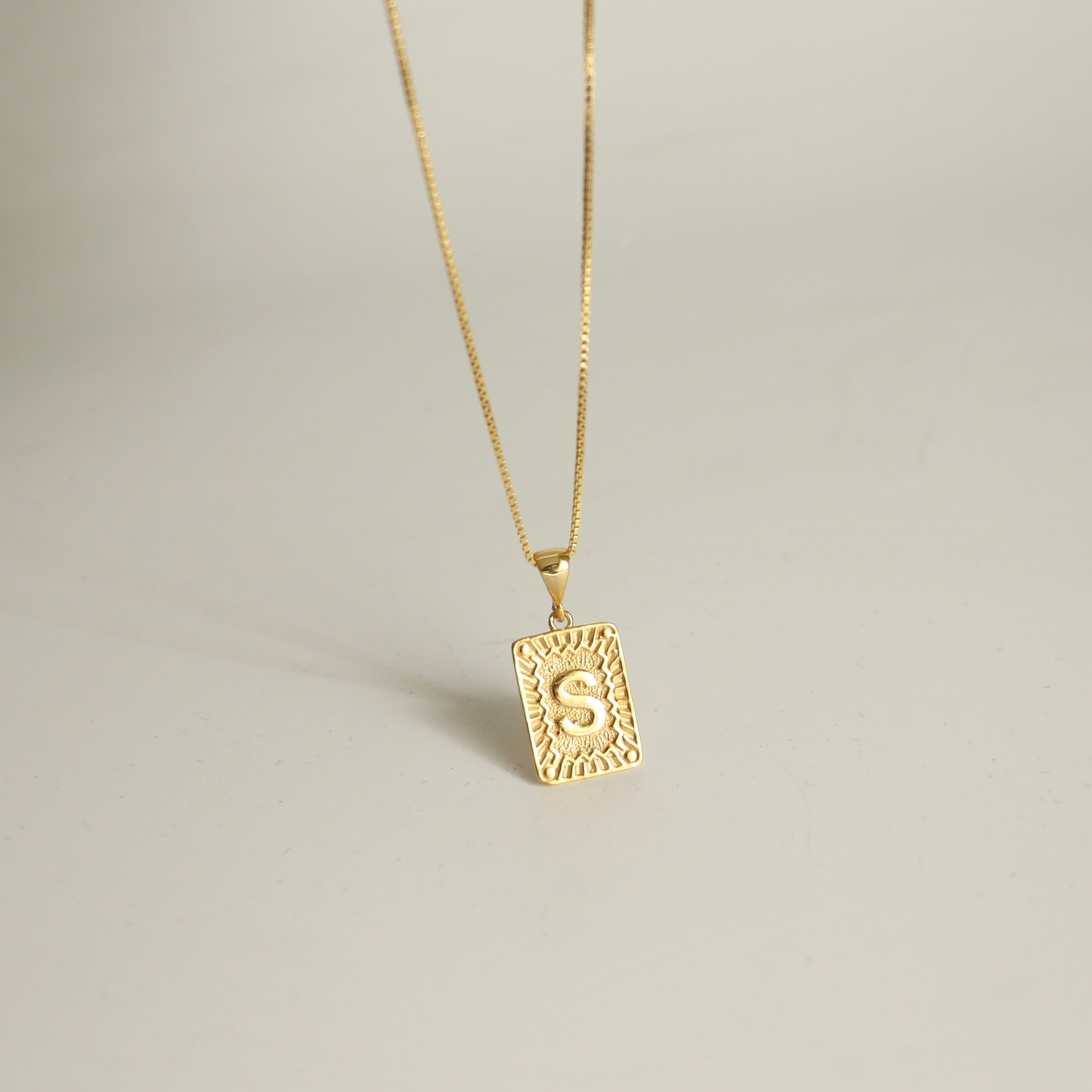 925 Gümüş Motifli Plaka Harf Kolye