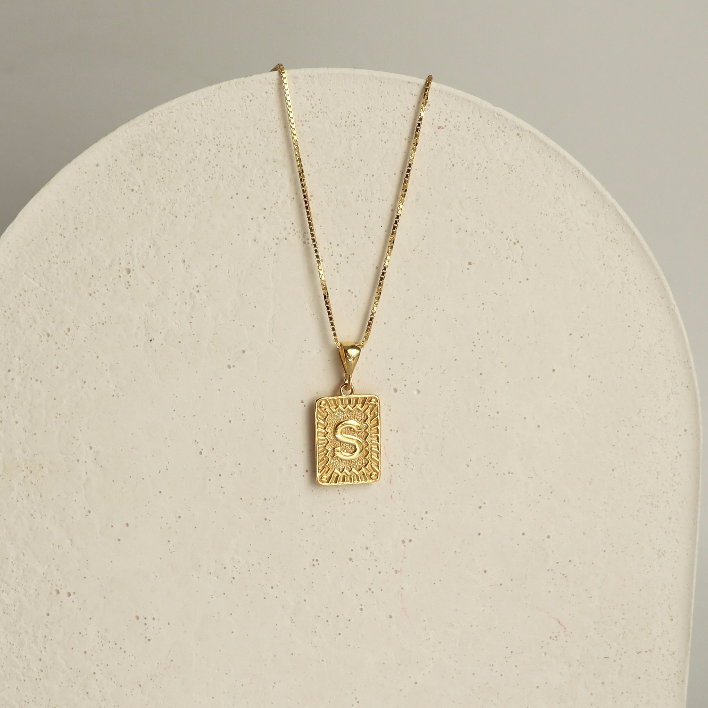 925 Gümüş Motifli Plaka Harf Kolye