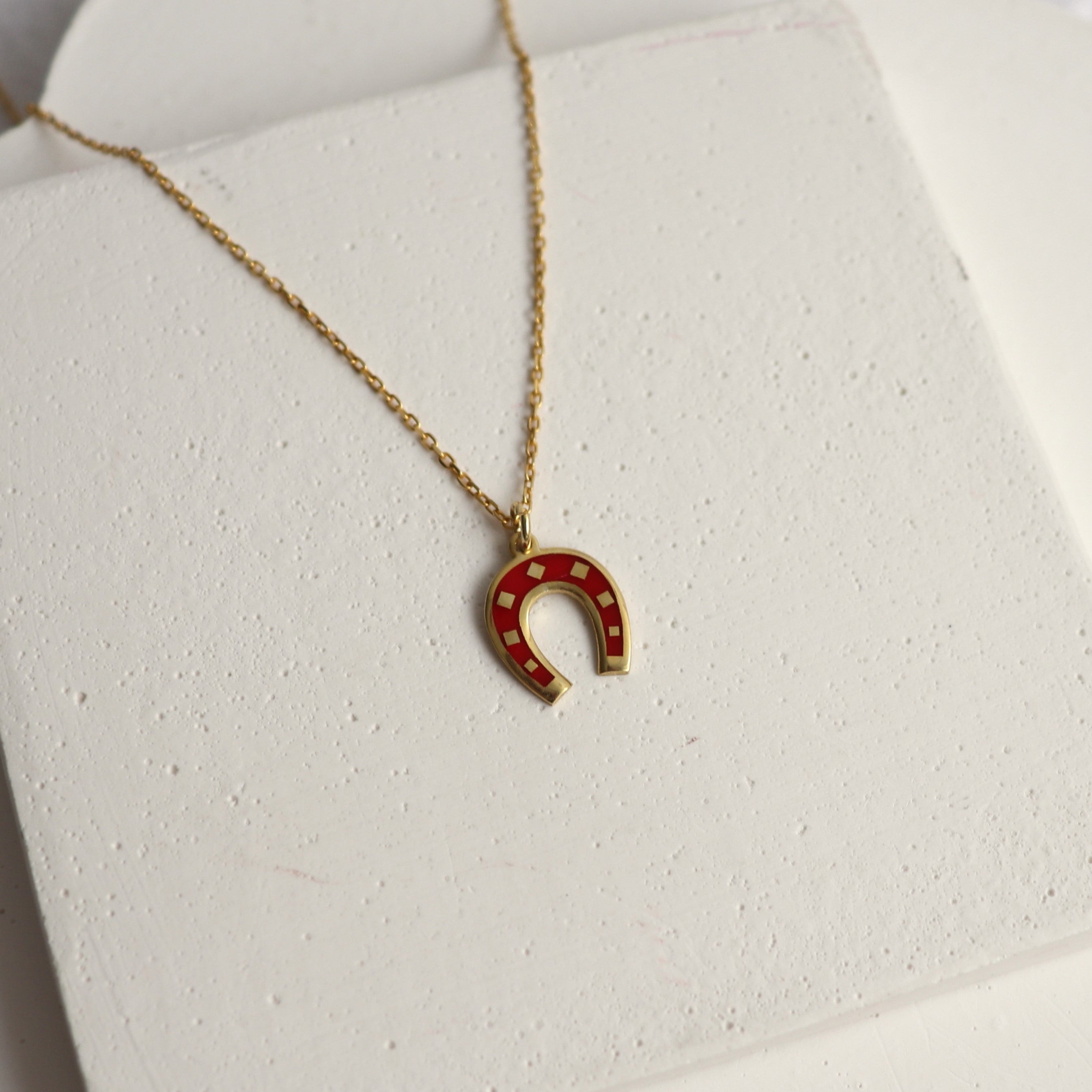 925 Ayar Gümüş | Kırmızı Mineli Nal Kolye