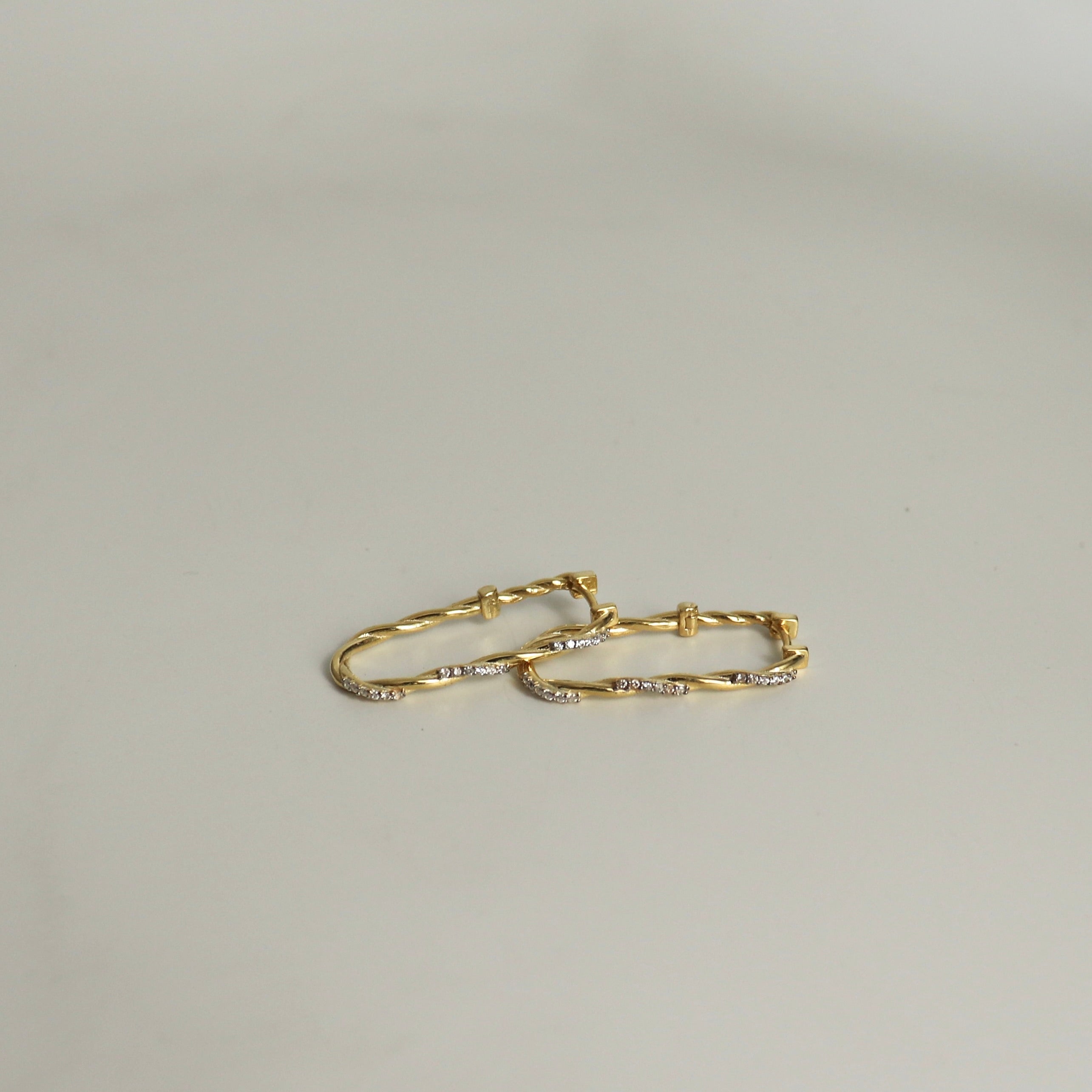 925 Gümüş İnce Burgu Mix Dörtgen Küpe