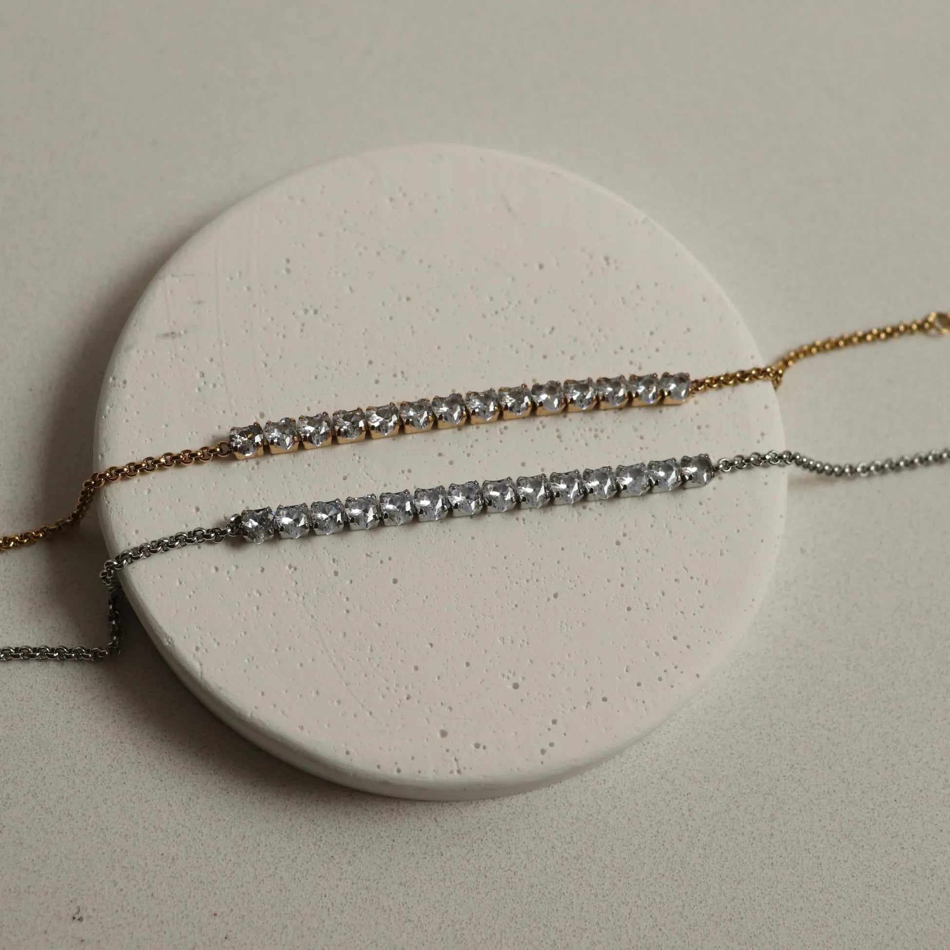 Çelik Ortası Kalp Taşlı Bileklik