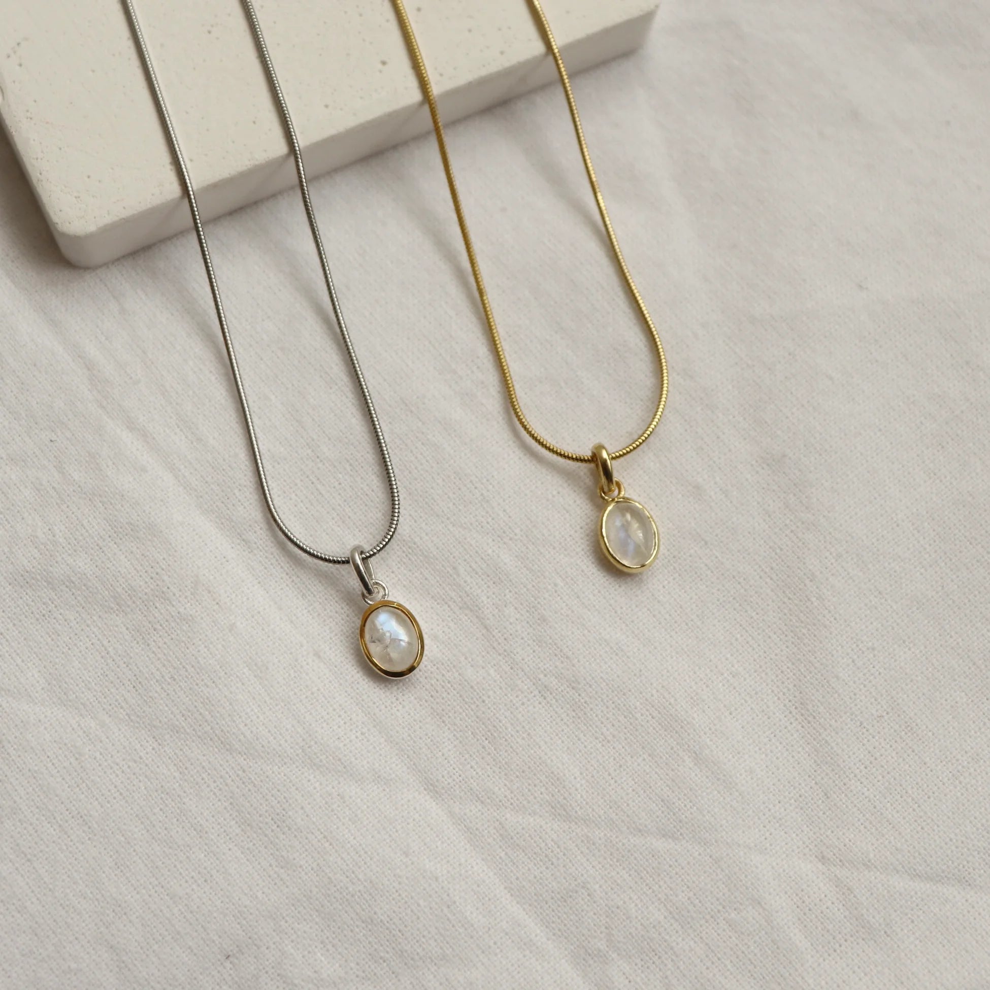 925 Ayar Gümüş Oval Aytaşı Kolye