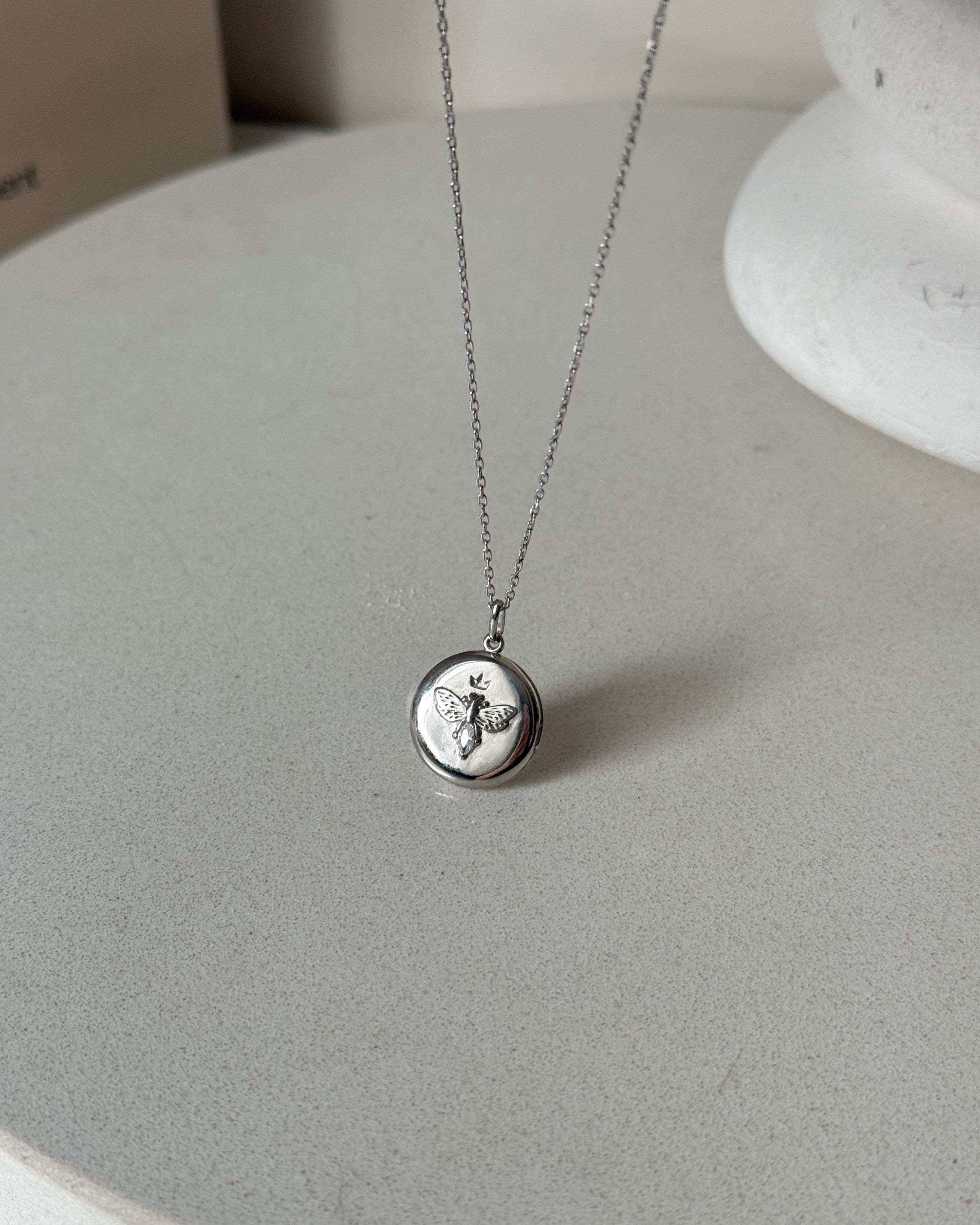 925| Şans Arılı Kapaklı Resim Kolye