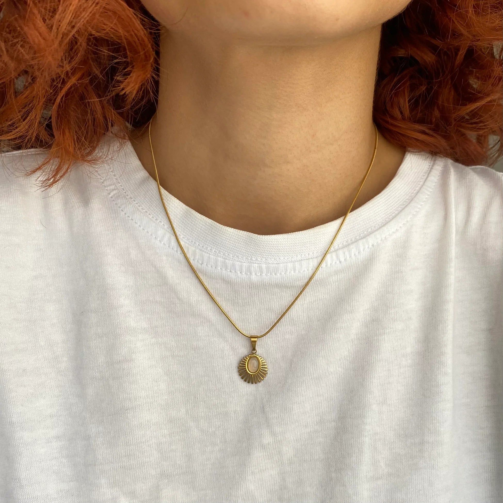 Çelik Oval Taşlı Güneş Kolye