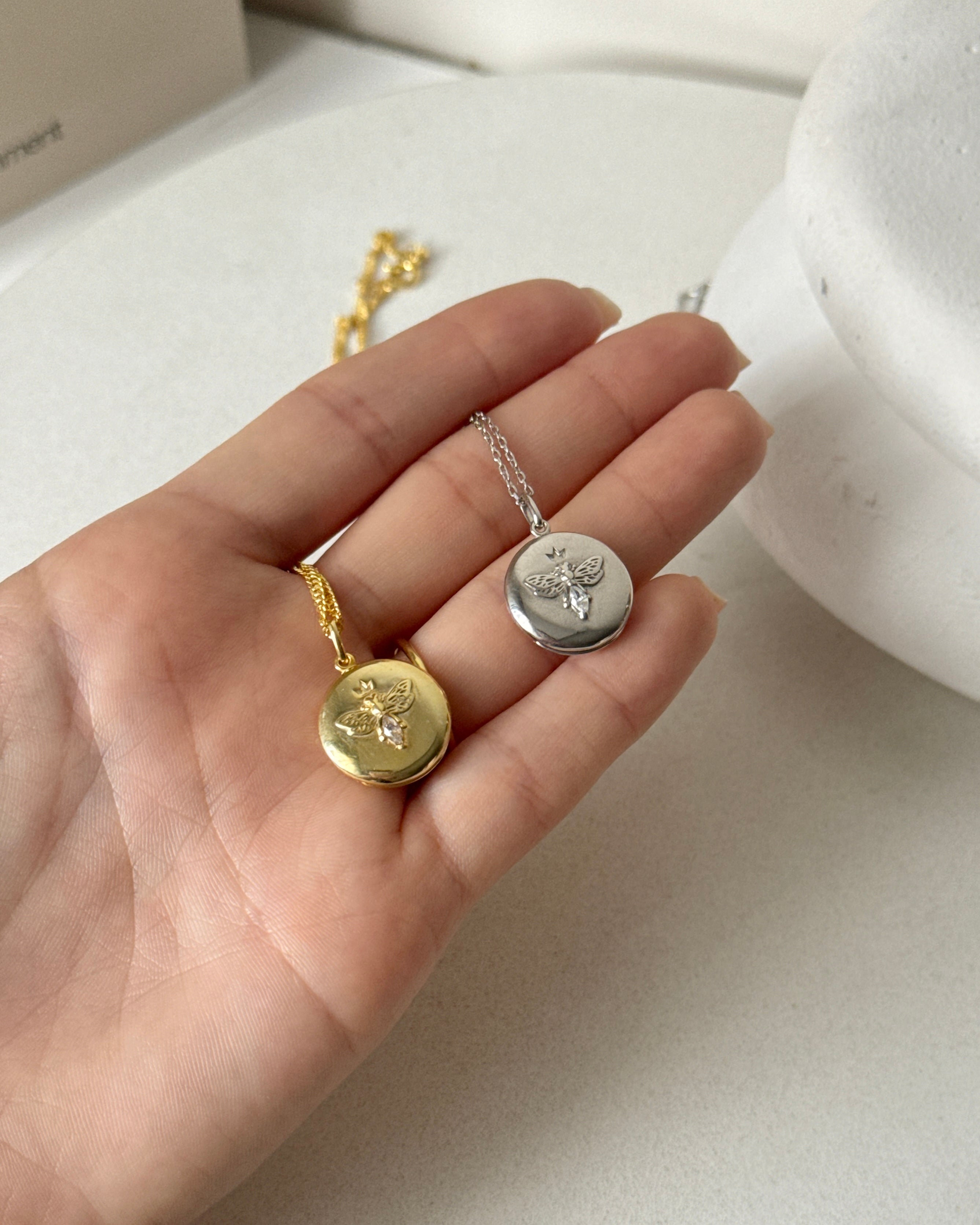 925| Şans Arılı Kapaklı Resim Kolye