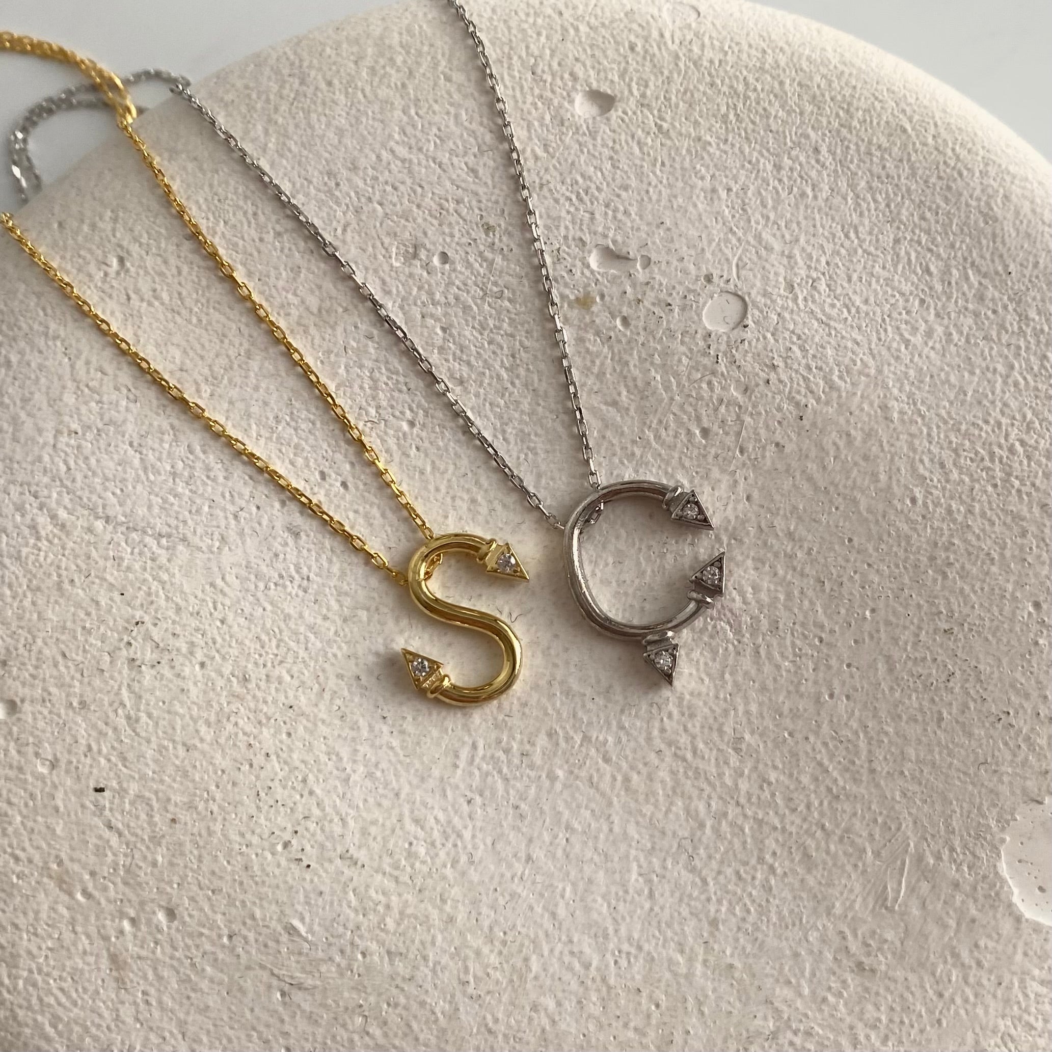 925 Ayar Gümüş Ok Taş Detay Harf Kolye