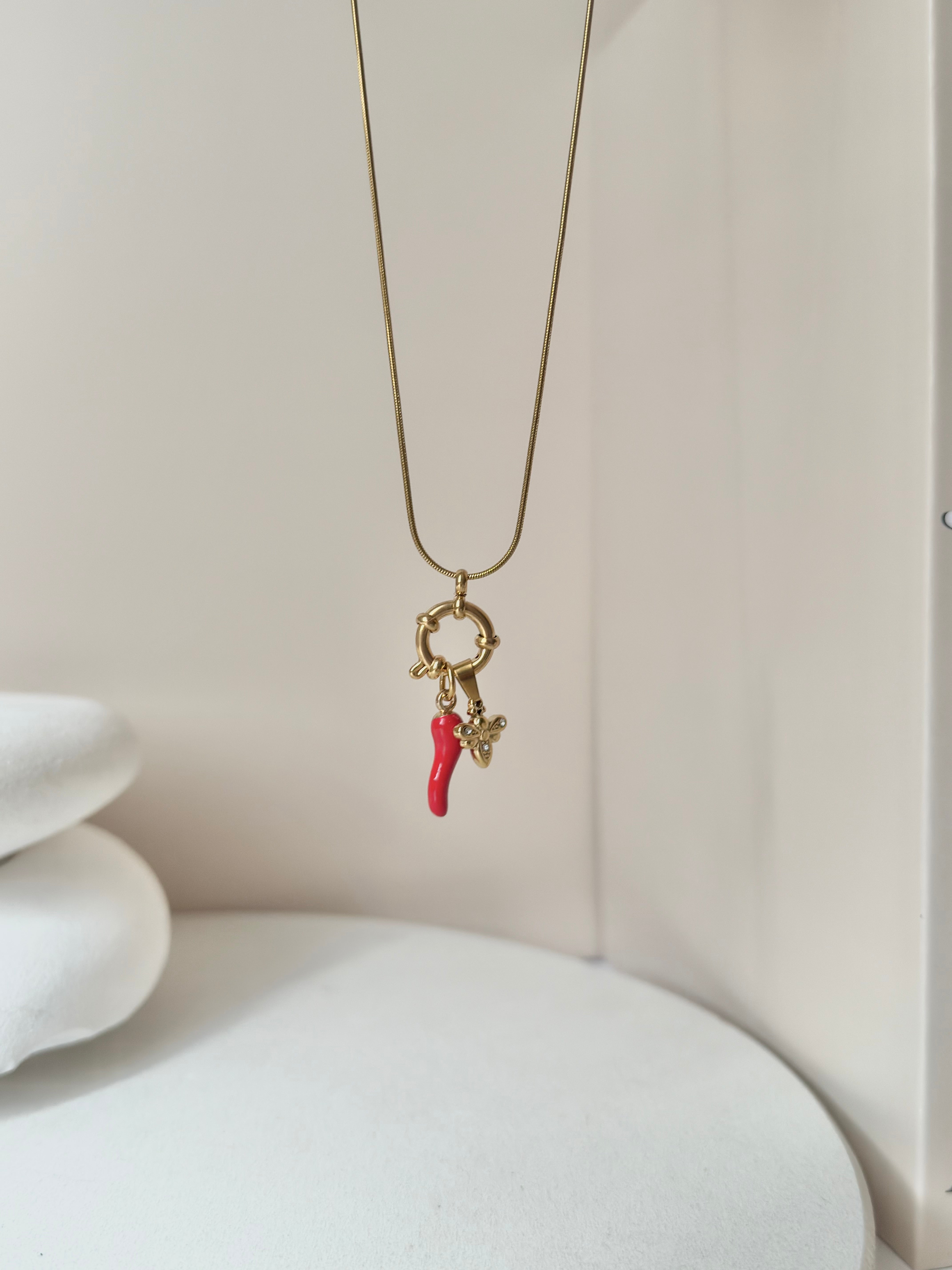 Çelik | Biber & Arı Charm Şans Kolyesi