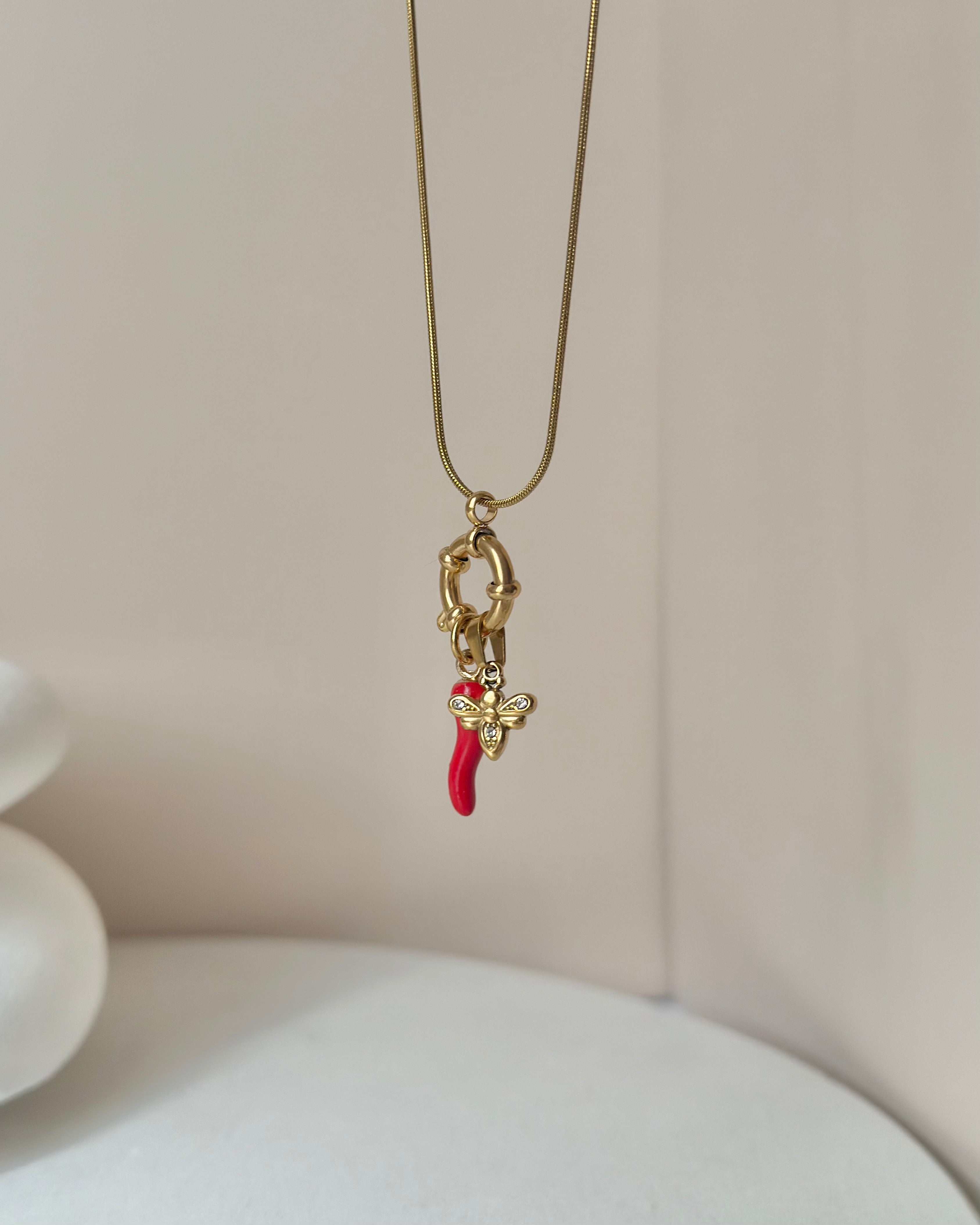 Çelik | Biber & Arı Charm Şans Kolyesi