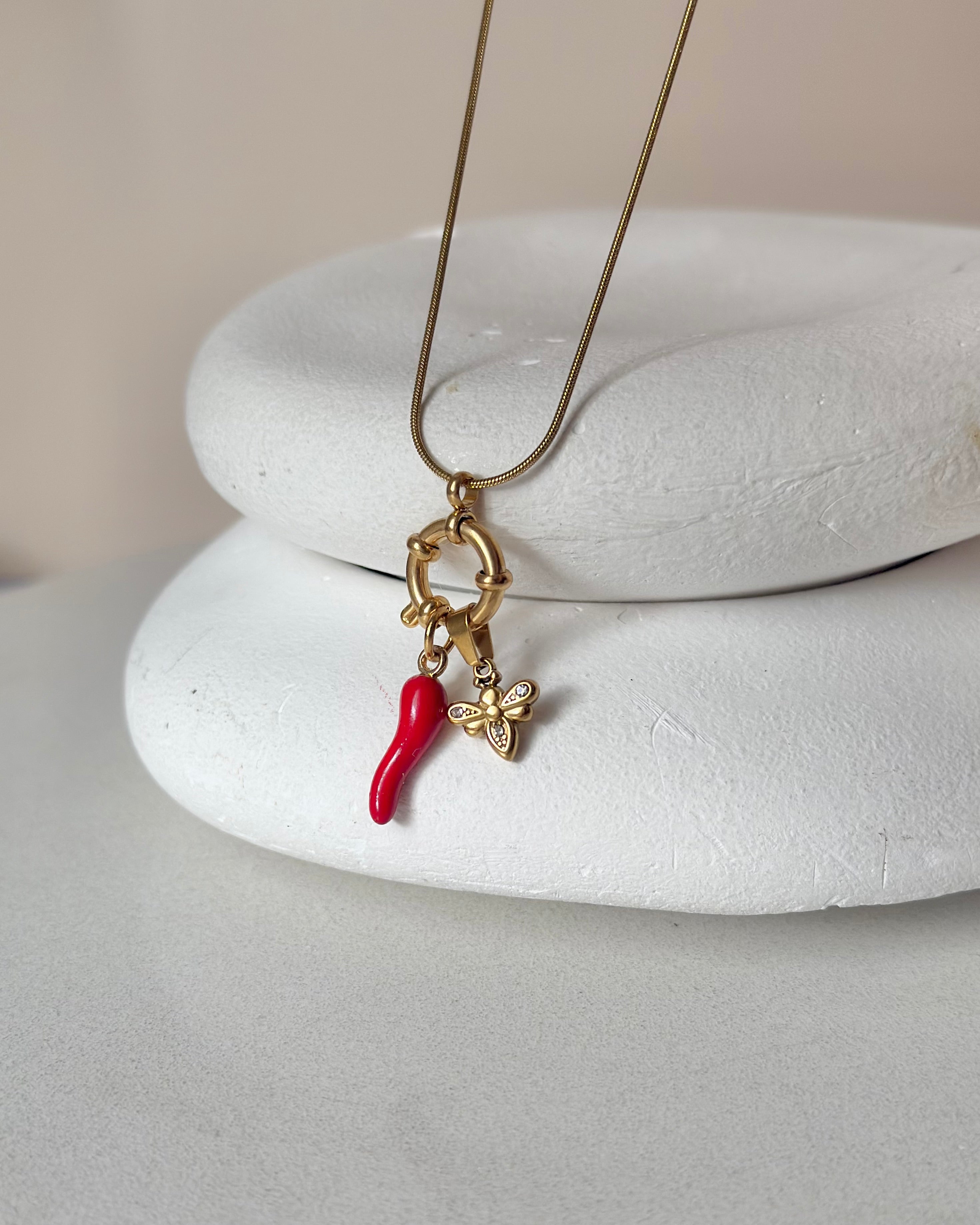 Çelik | Biber & Arı Charm Şans Kolyesi