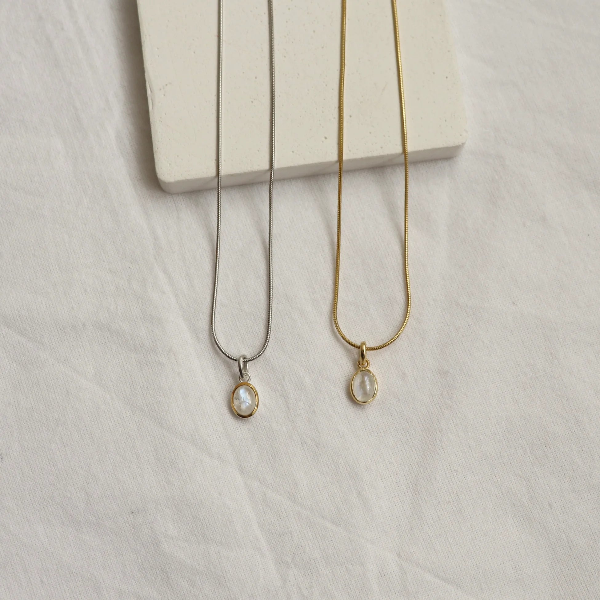 925 Ayar Gümüş Oval Aytaşı Kolye